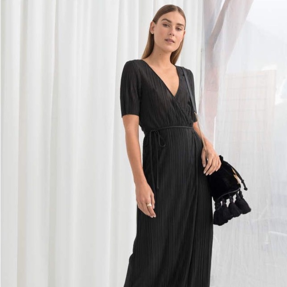 BLACK Plisse Short Sleeve Wrap Midi Dress
